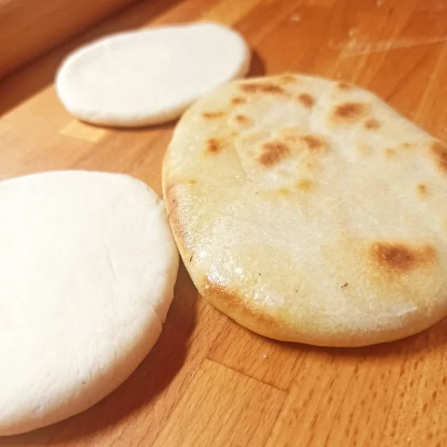 Buona serata!!!! Focaccine veloci fatte dal mio nano🥰😍🥰😍 #lepepitesimplyhomebakery #lievitoistantaneo #farina #focaccineinpadella #paneinpadella #paneveloce